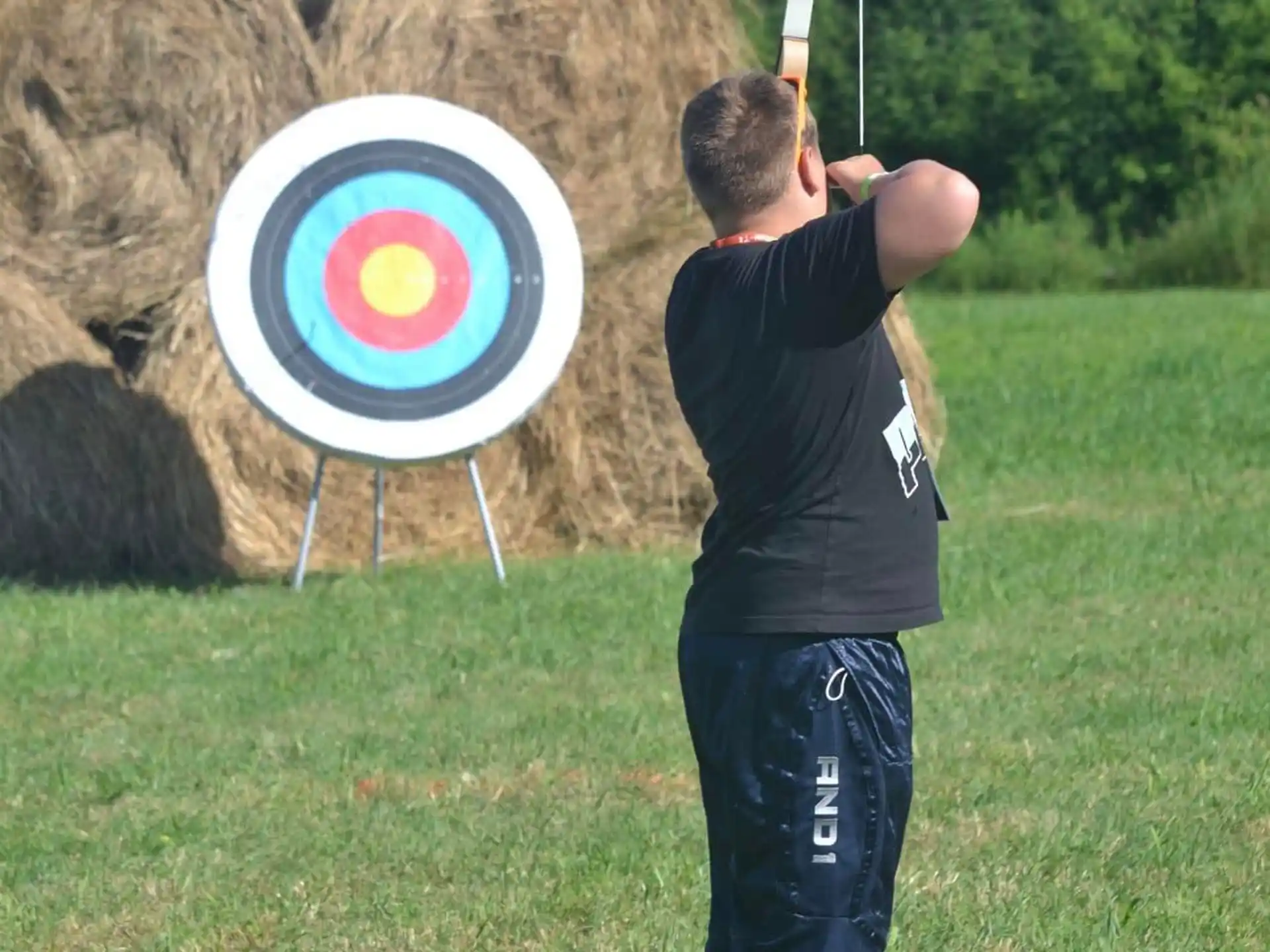 a person throwing a frisbee