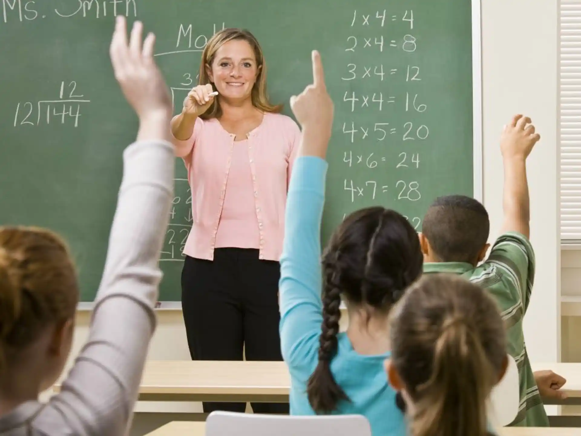 a teacher teaching her students