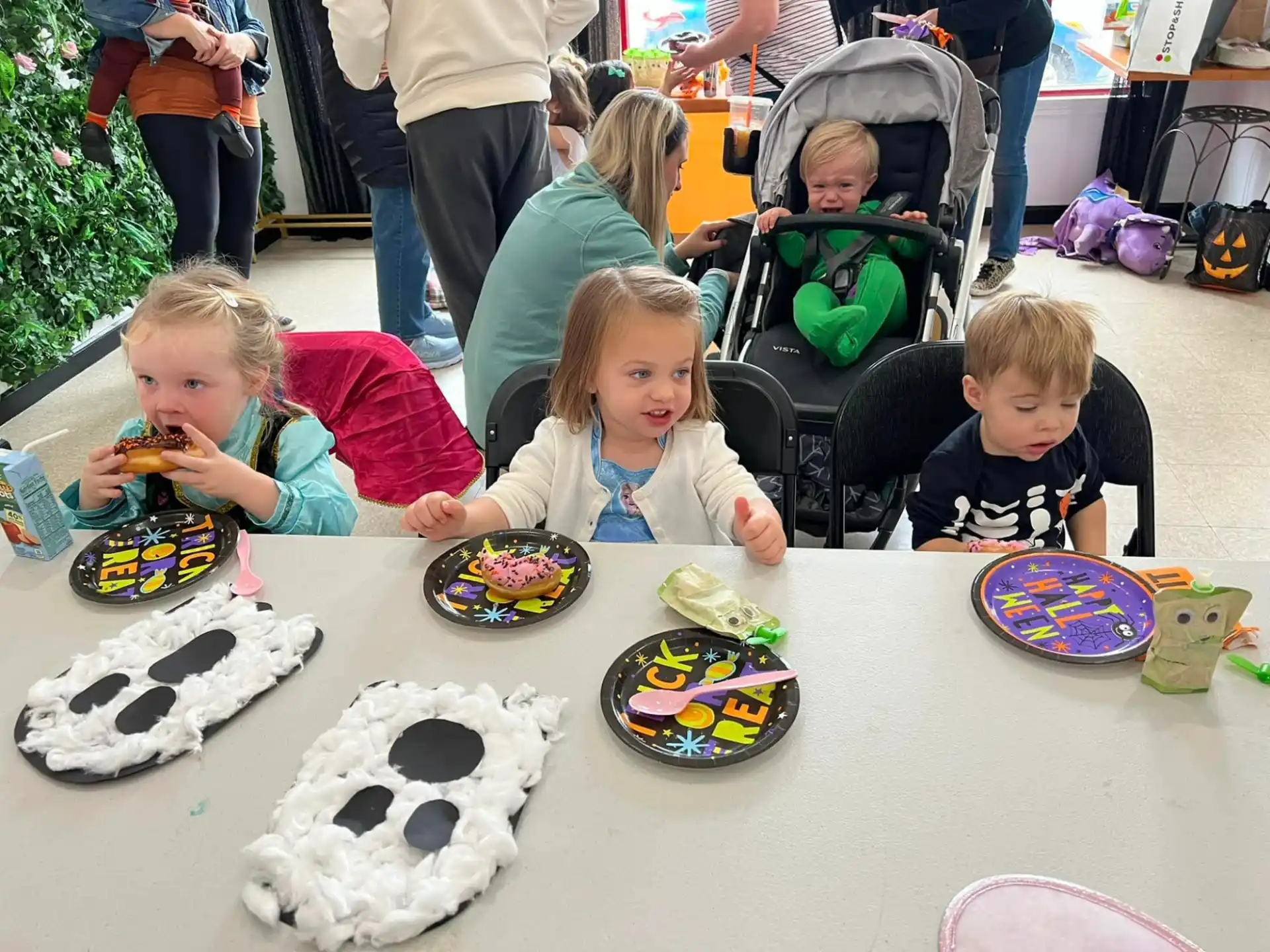 kids eating cake at table