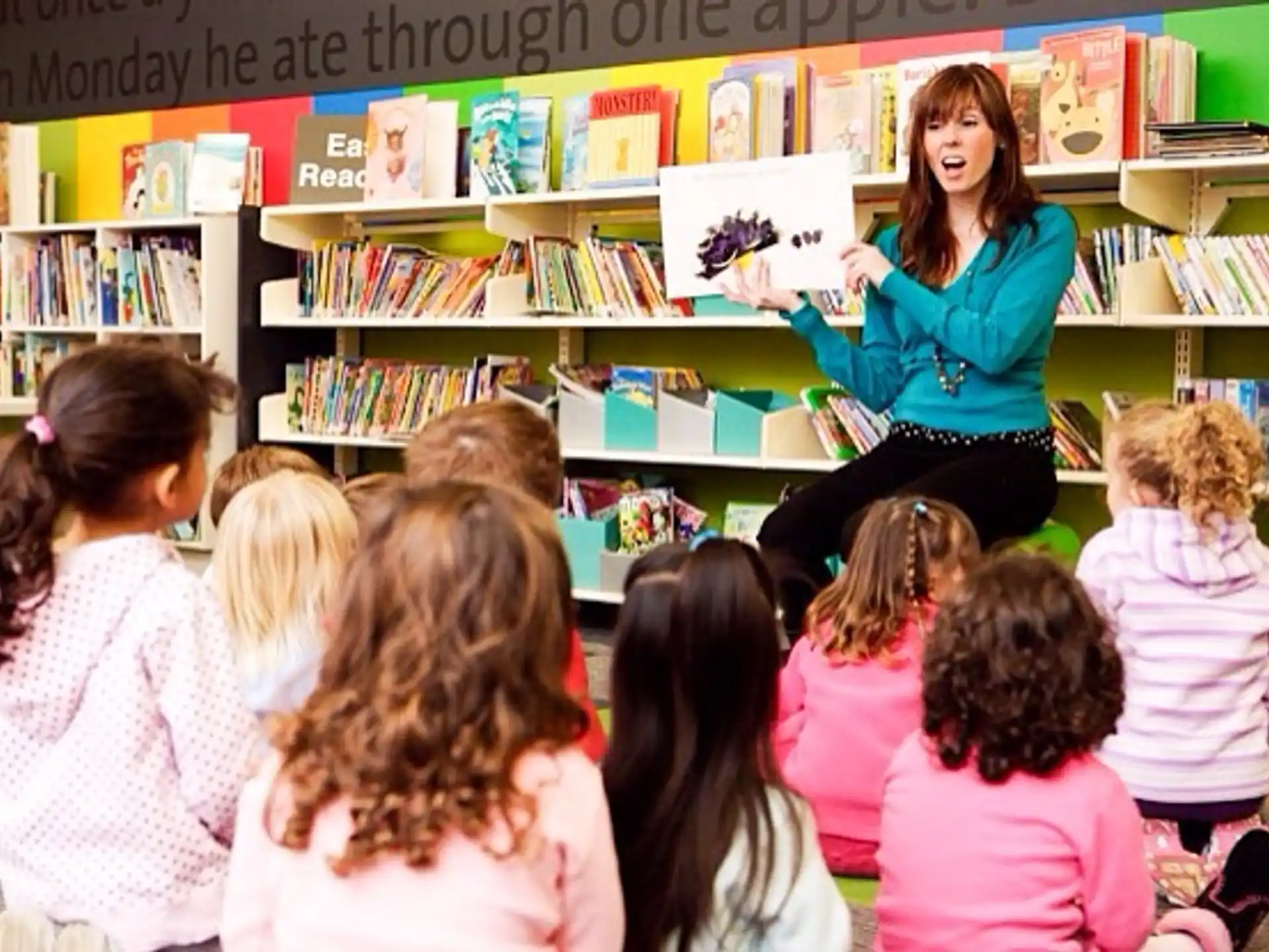 a teacher teaching her students