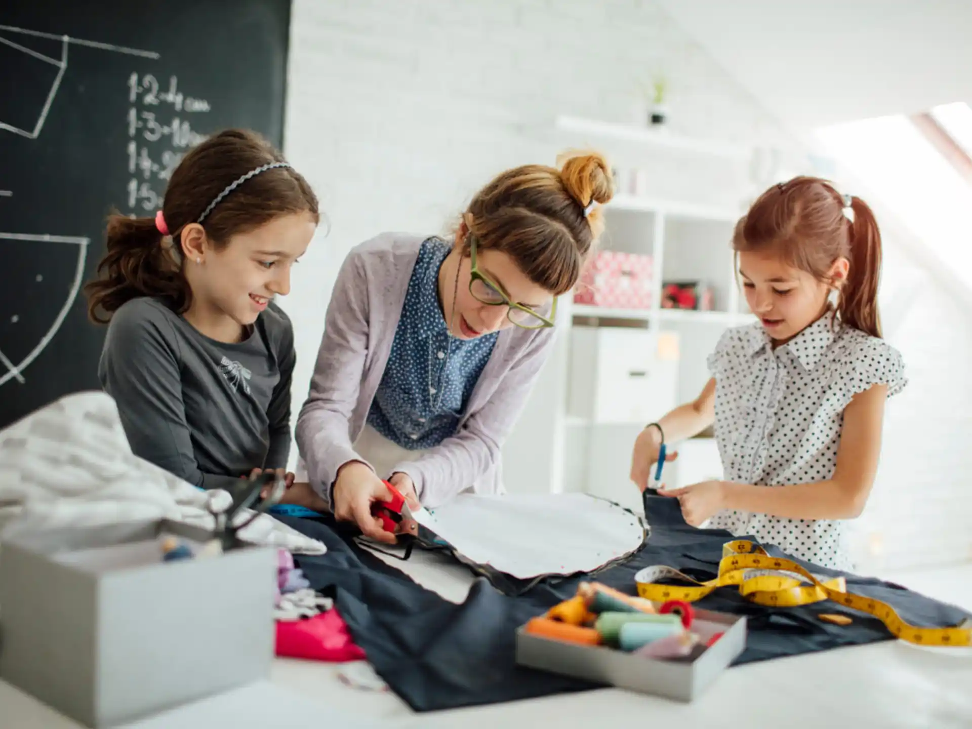 a teacher teaching her students