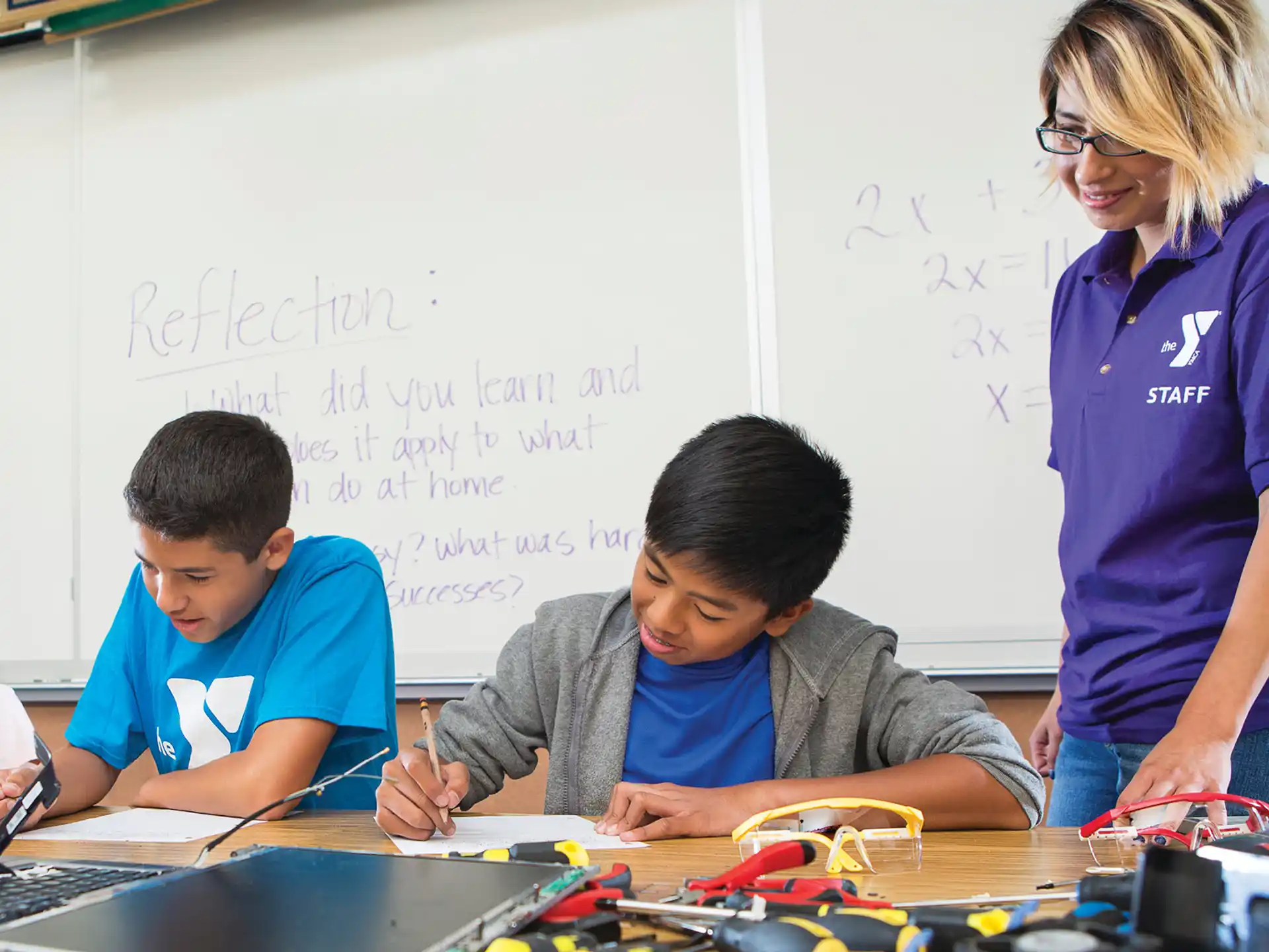 a teacher teaching her students