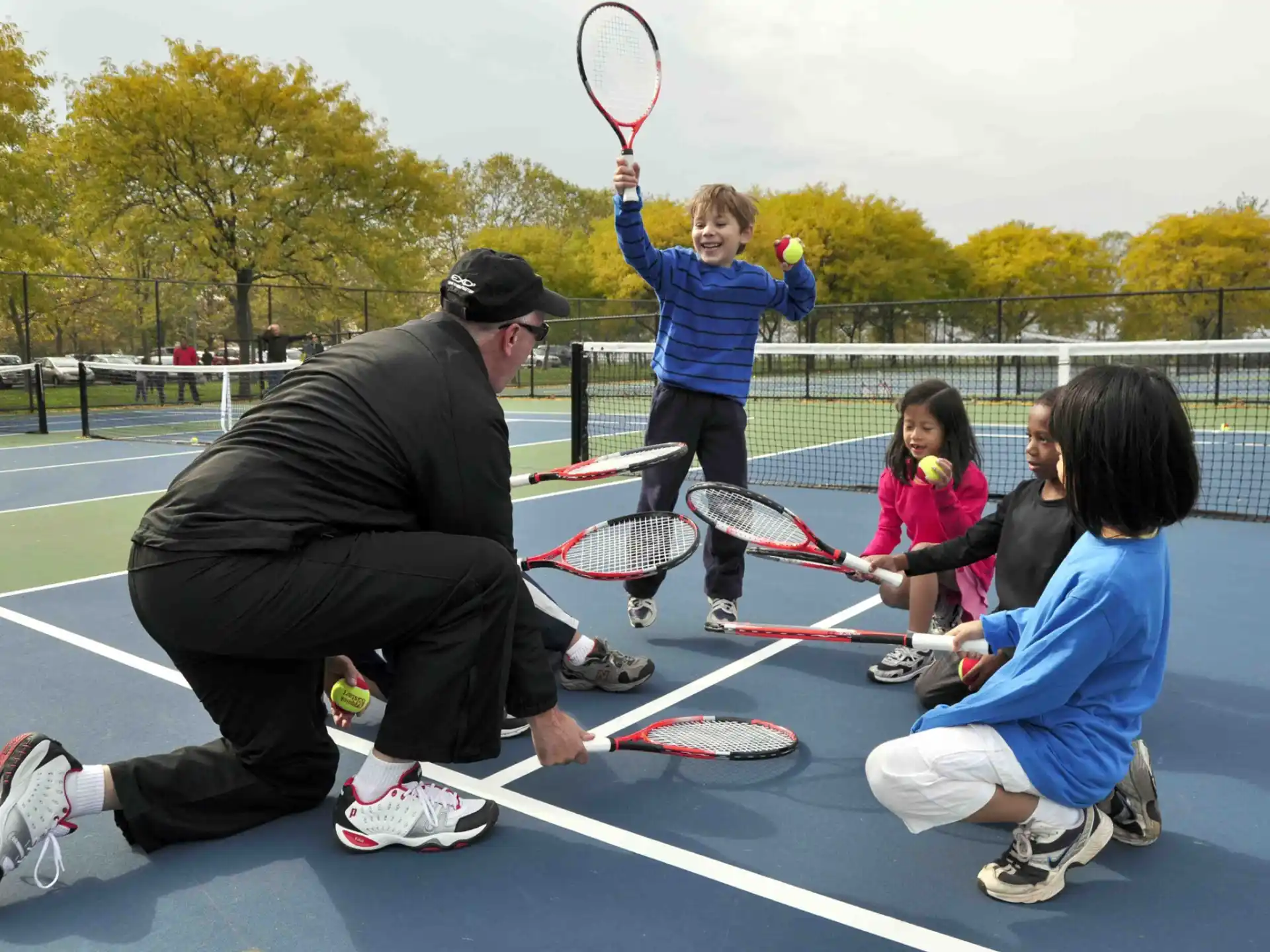 a group of people playing tennis