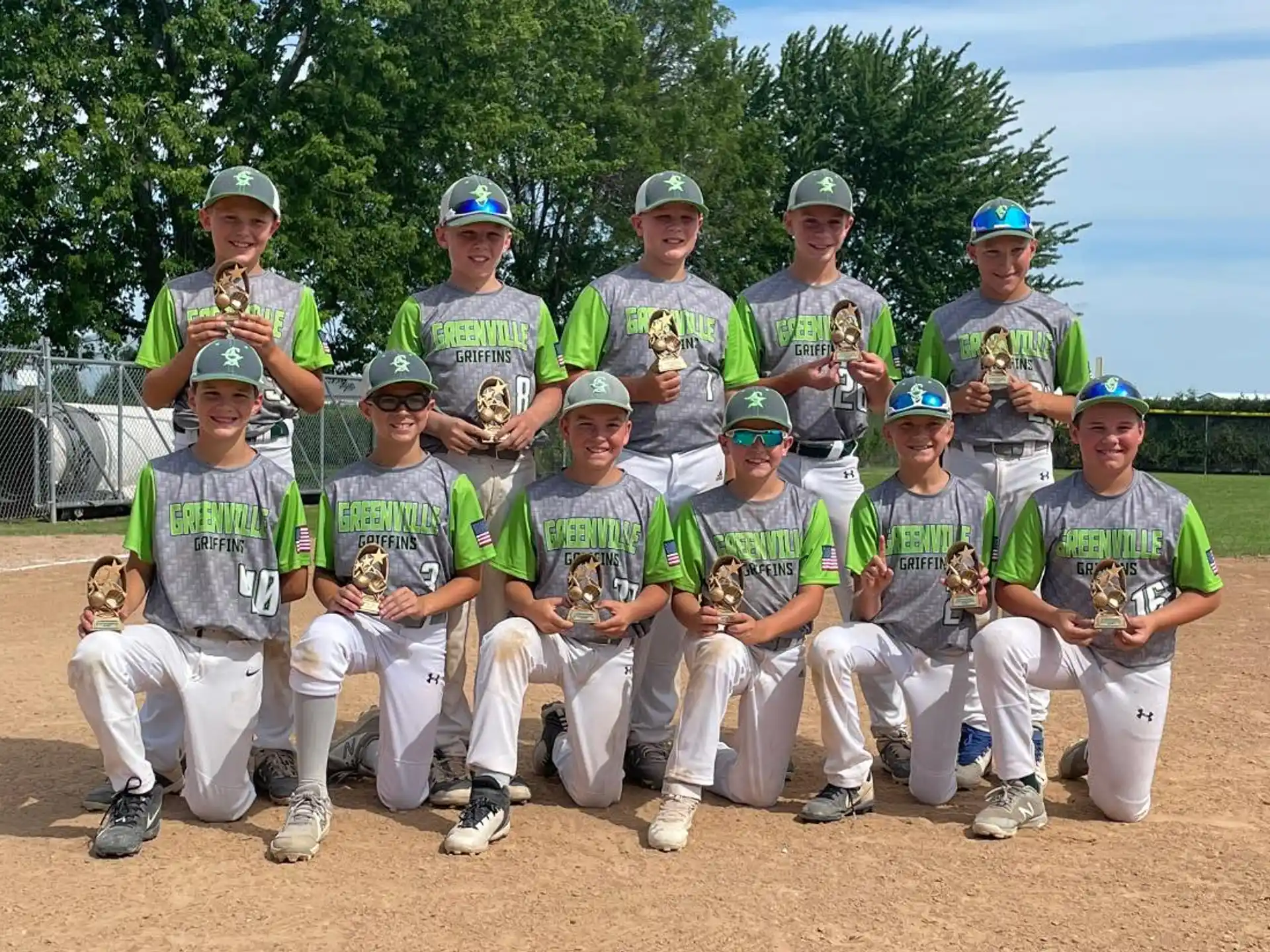 a baseball team posing for a photo