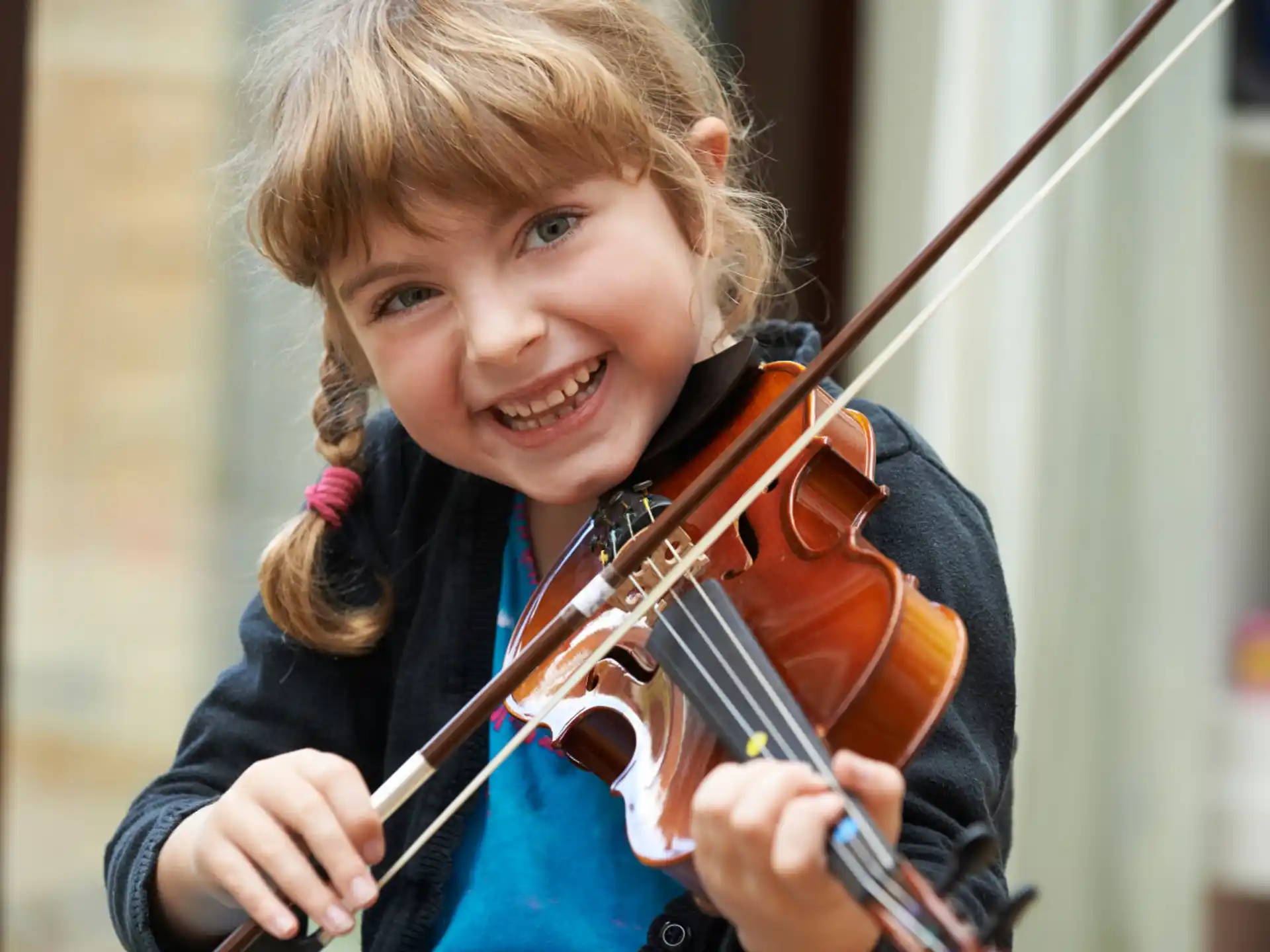 a girl playing a violin