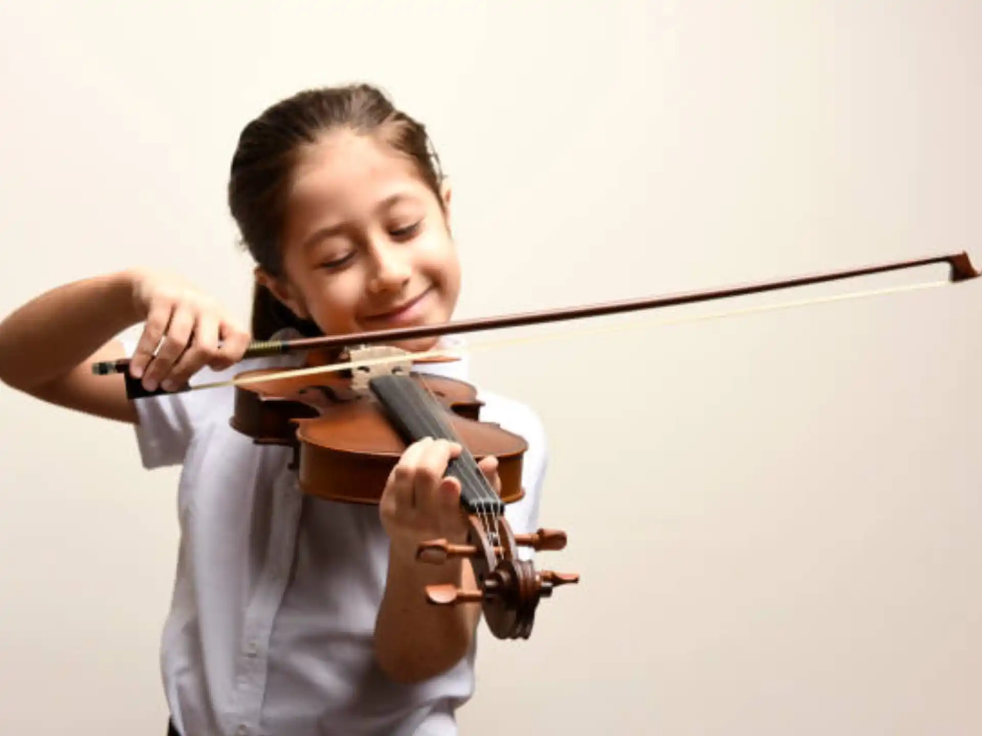 a girl playing a violin
