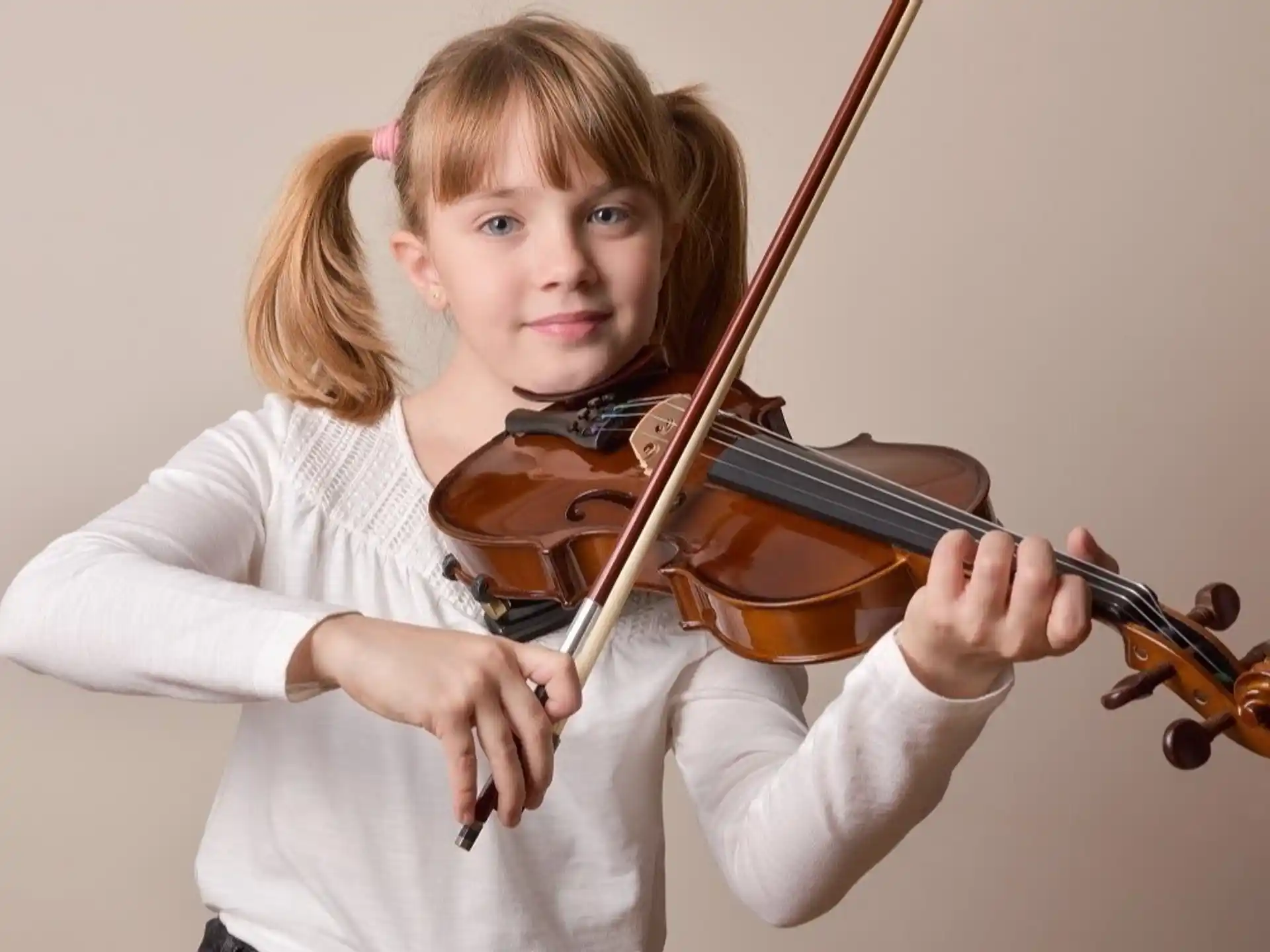 a girl playing a violin