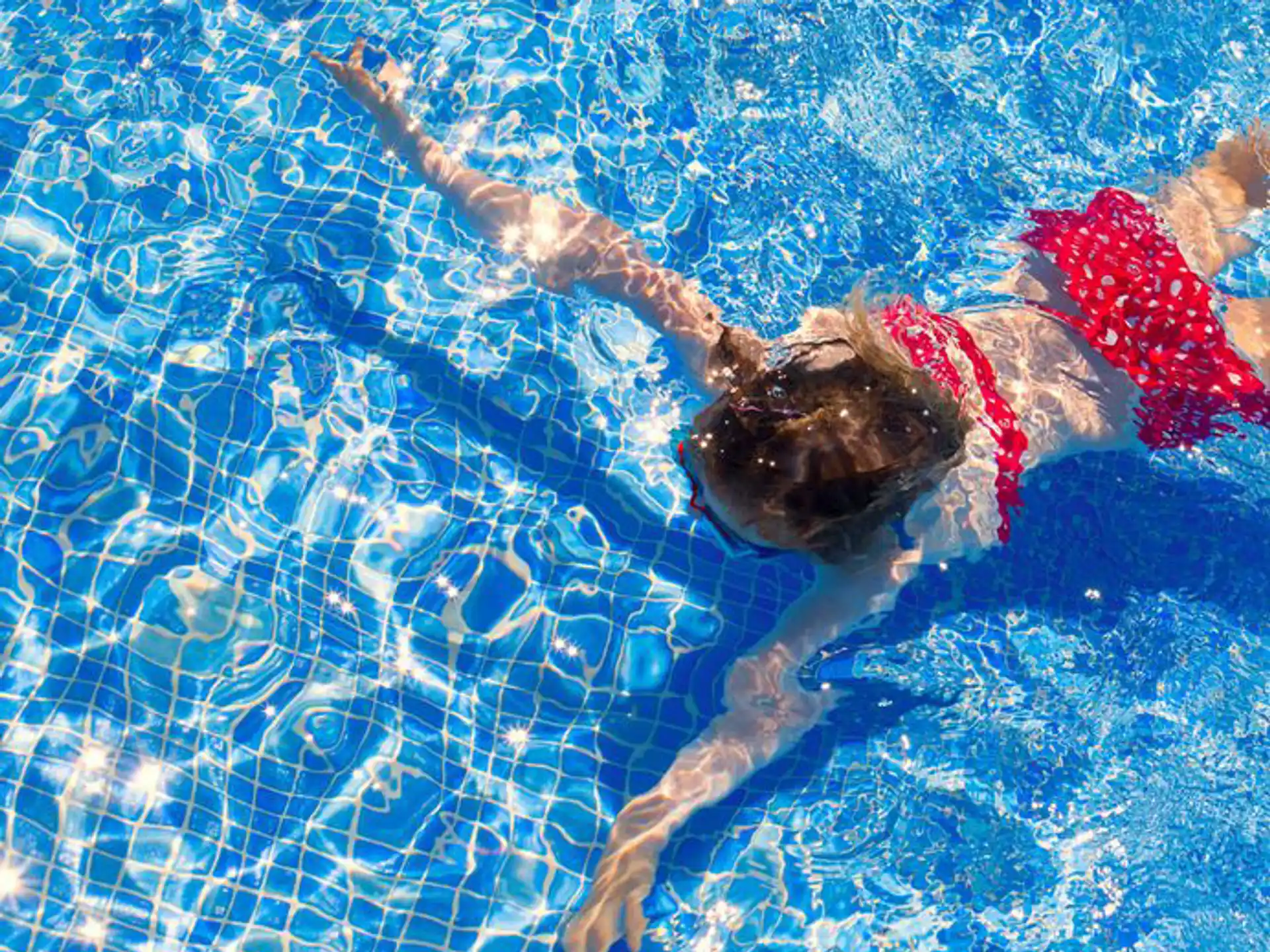 a person swimming in a pool