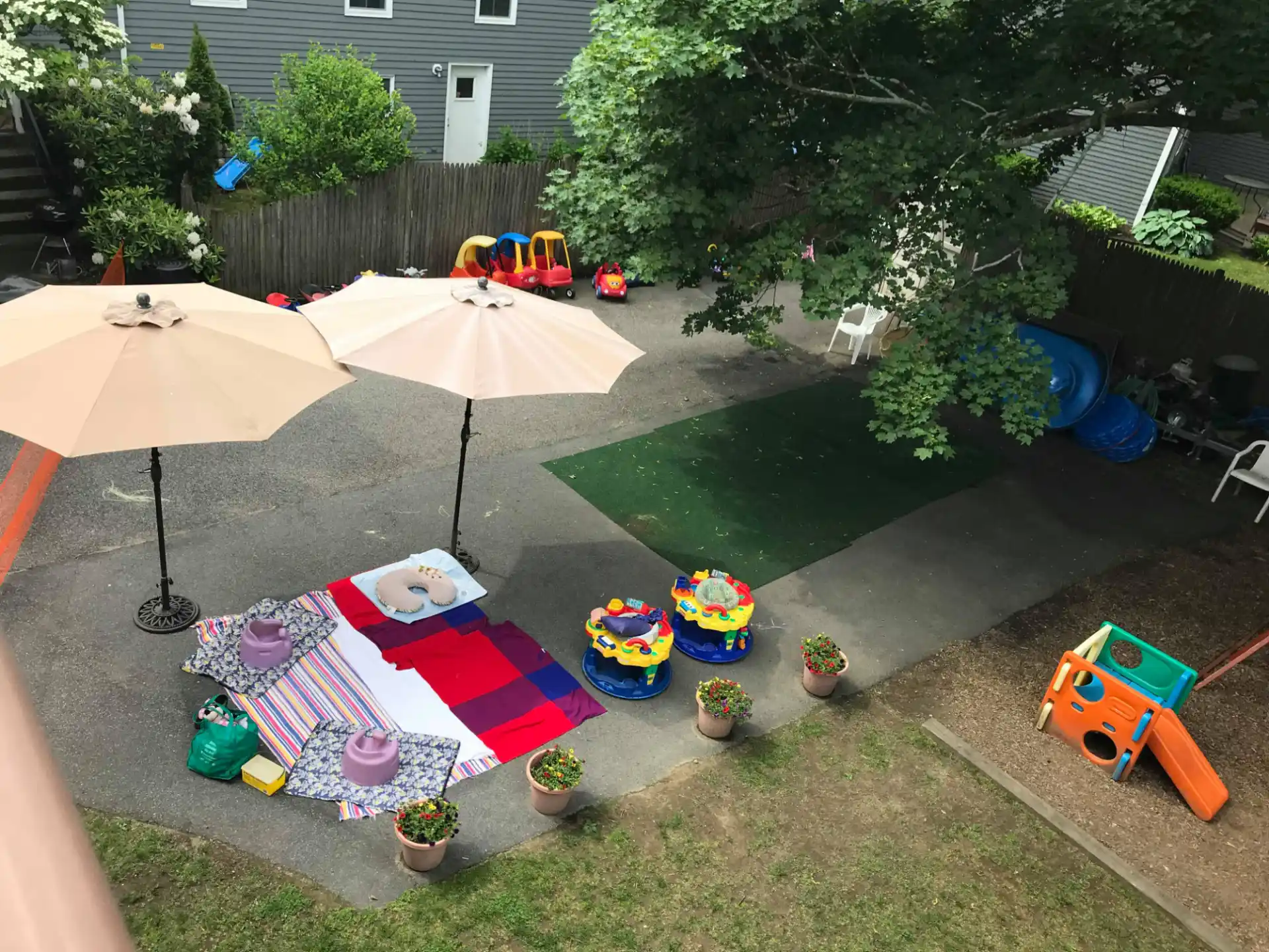 a backyard with lawn chairs and umbrellas