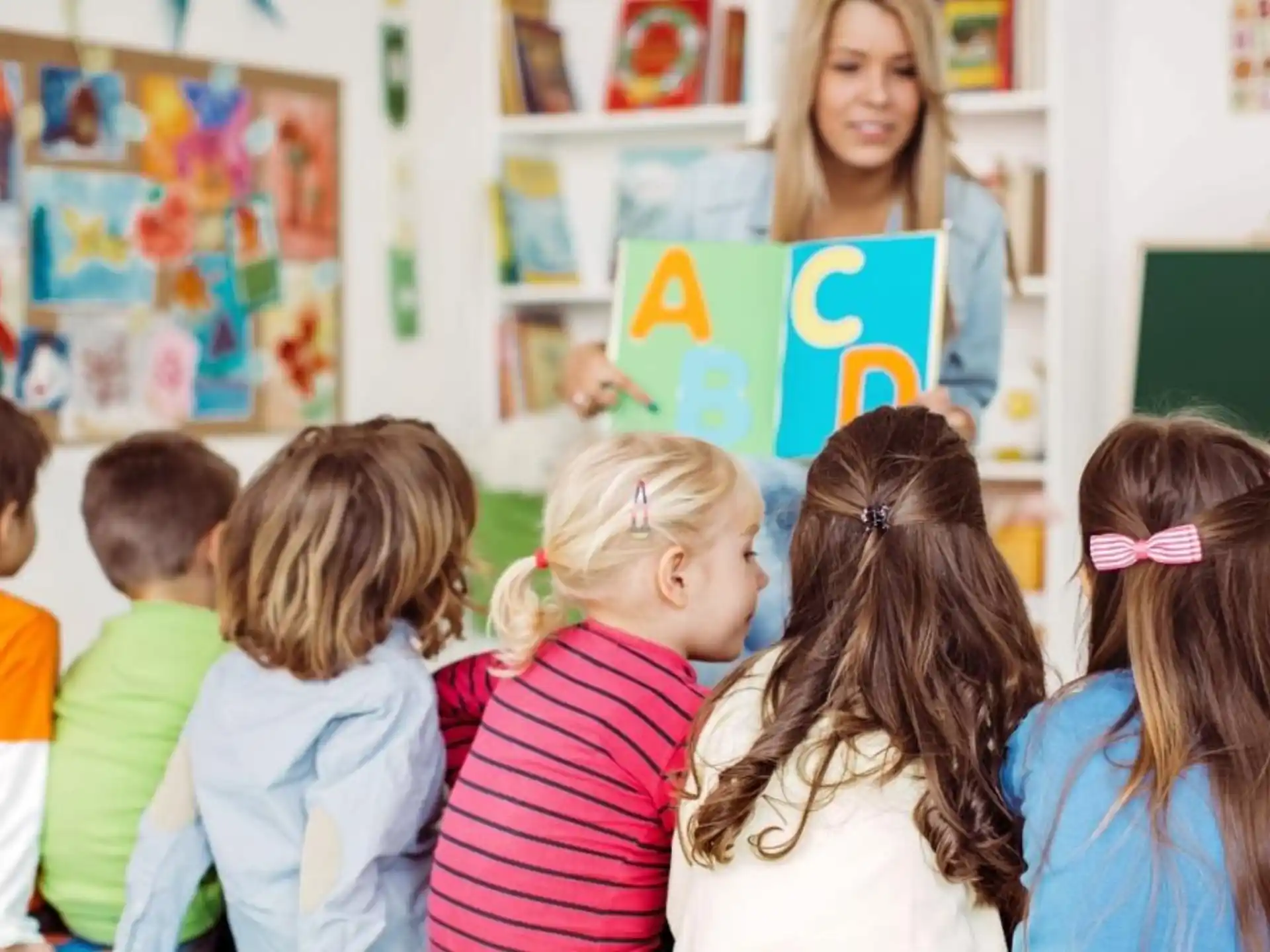 a teacher teaching her students
