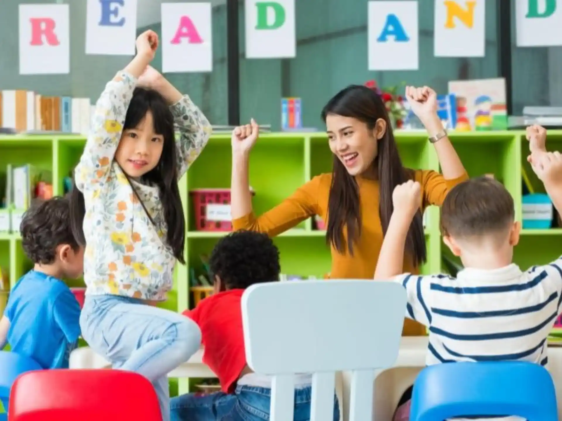 a teacher teaching her students