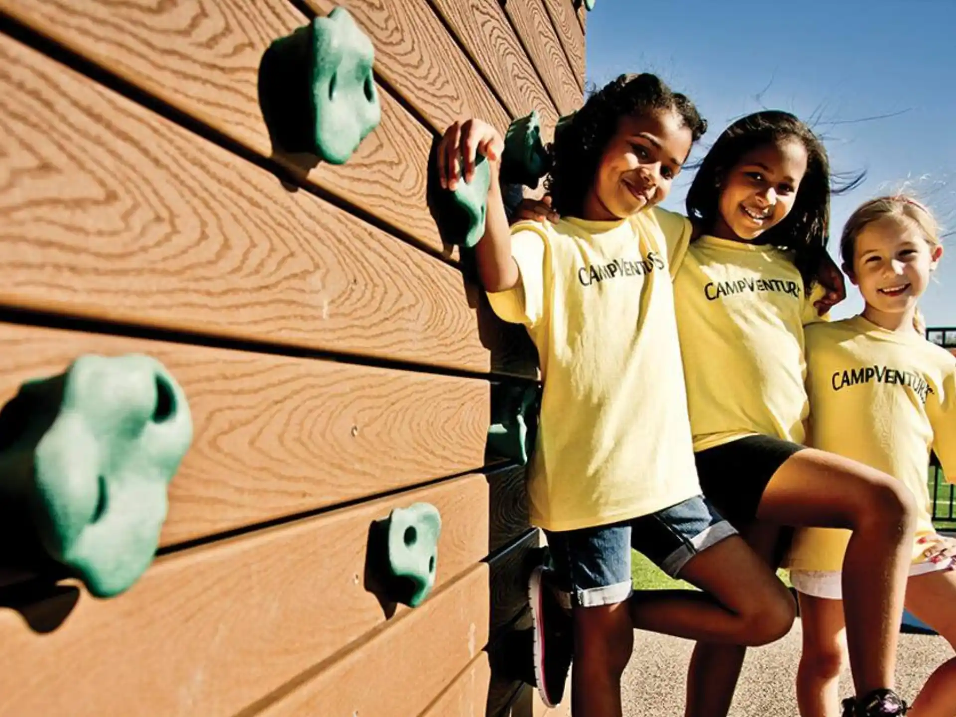 a group of kids running
