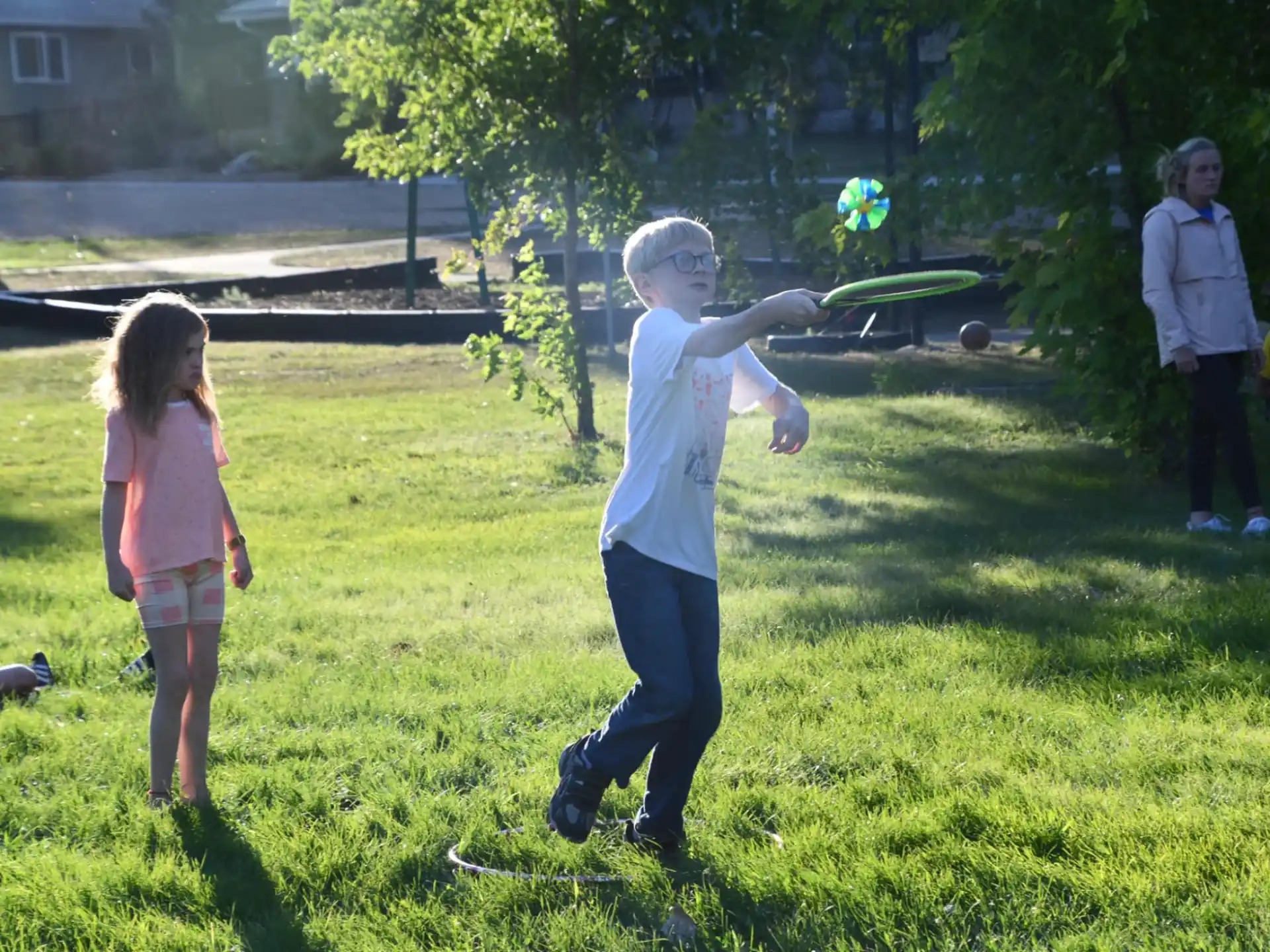 a person throwing a frisbee