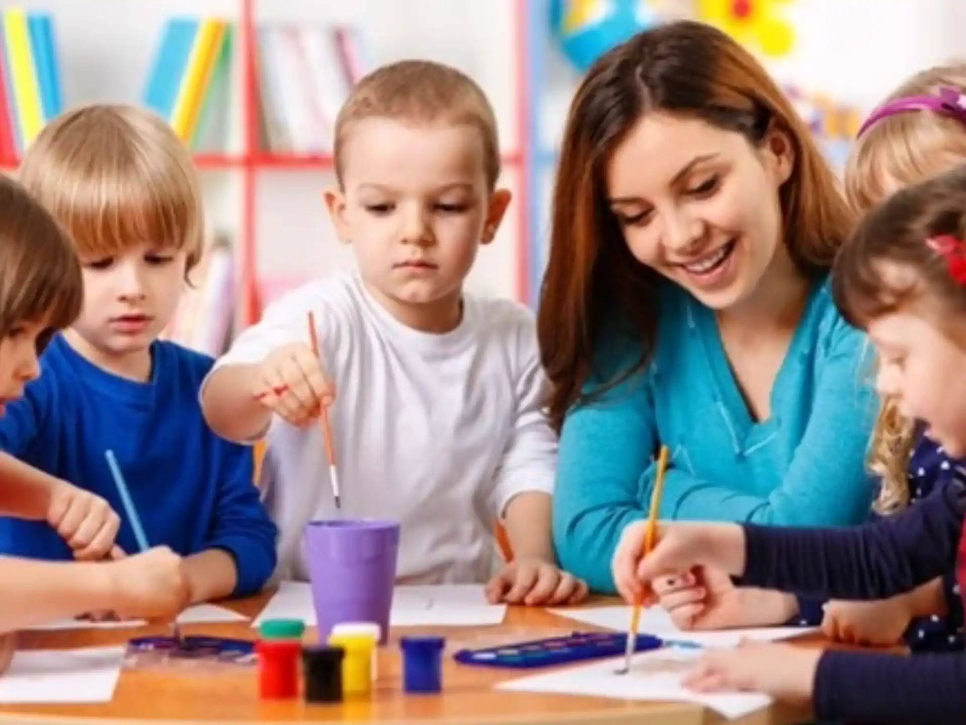 a teacher teaching her students