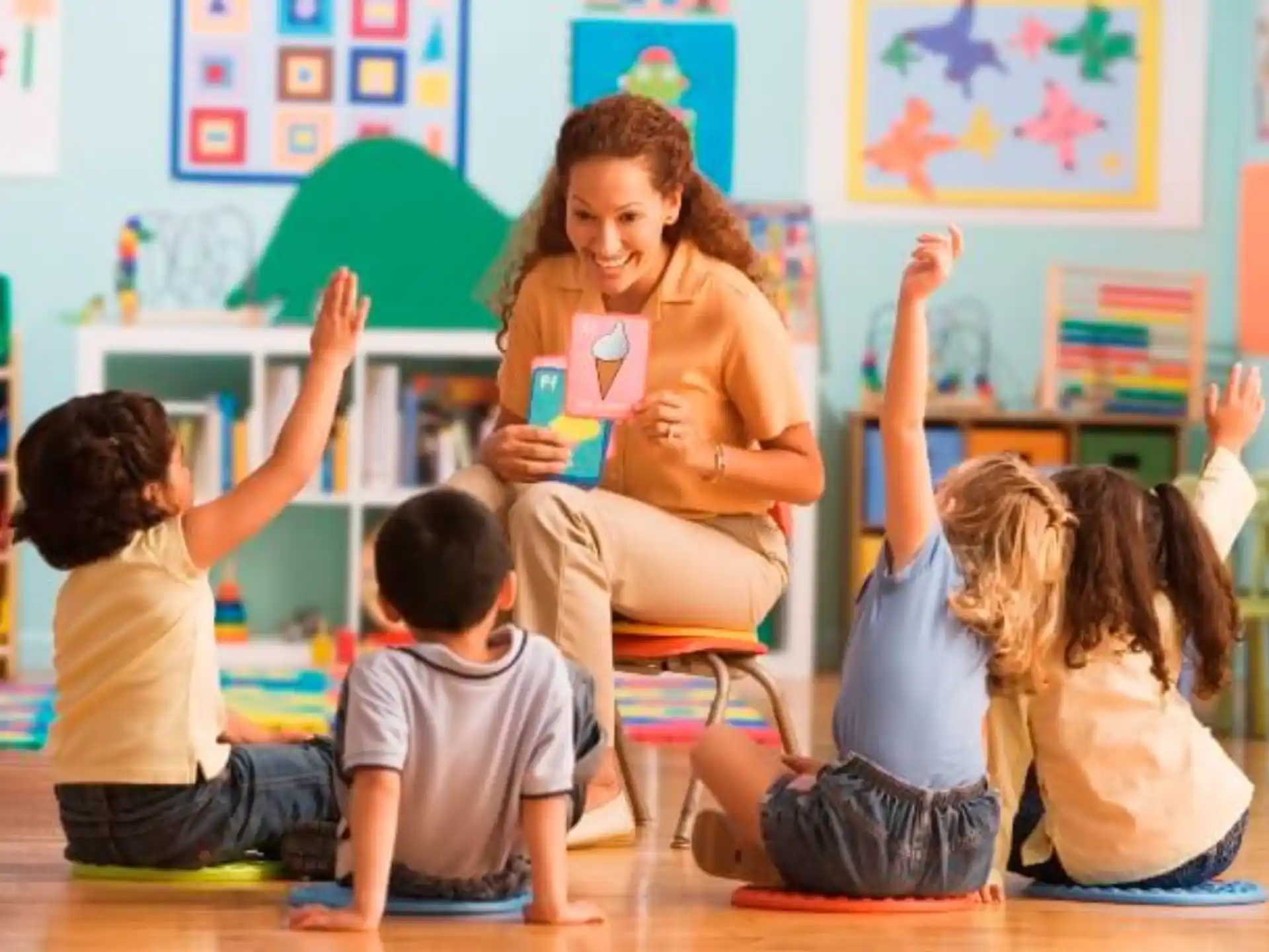 a teacher teaching her students