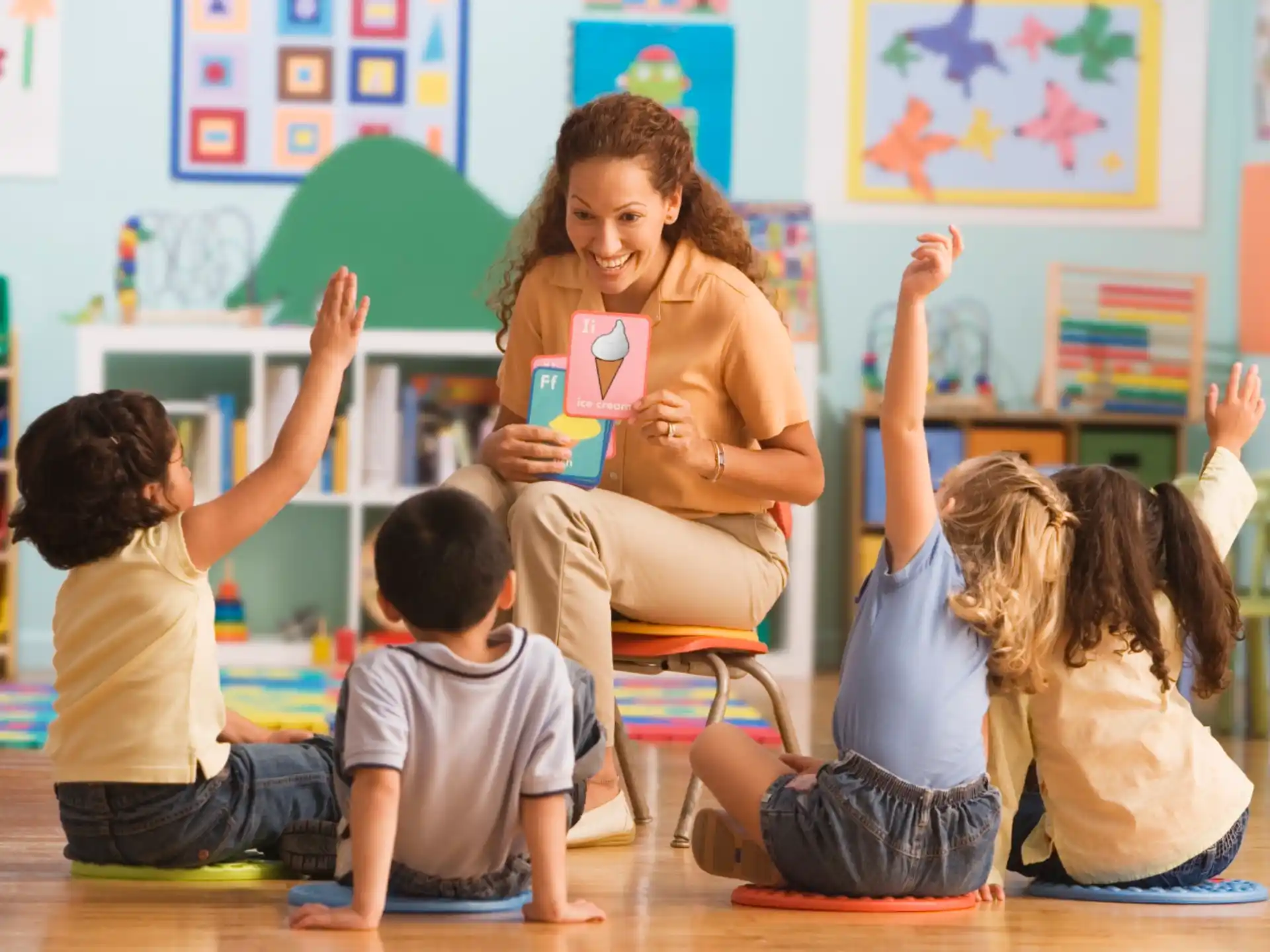 a teacher teaching her students