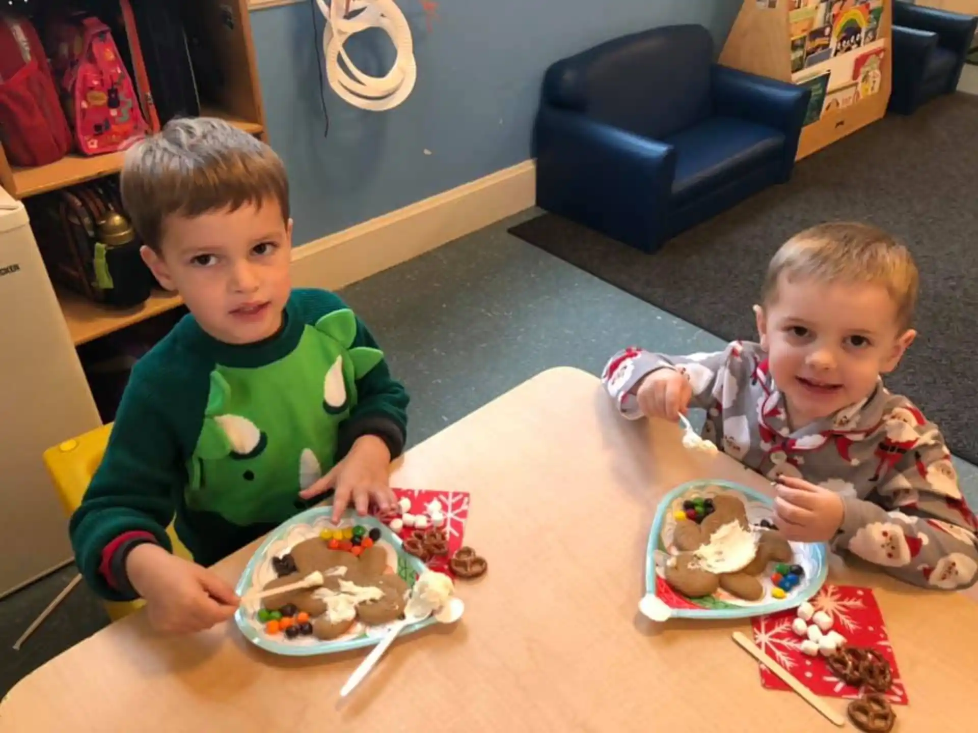 two kids eating cake