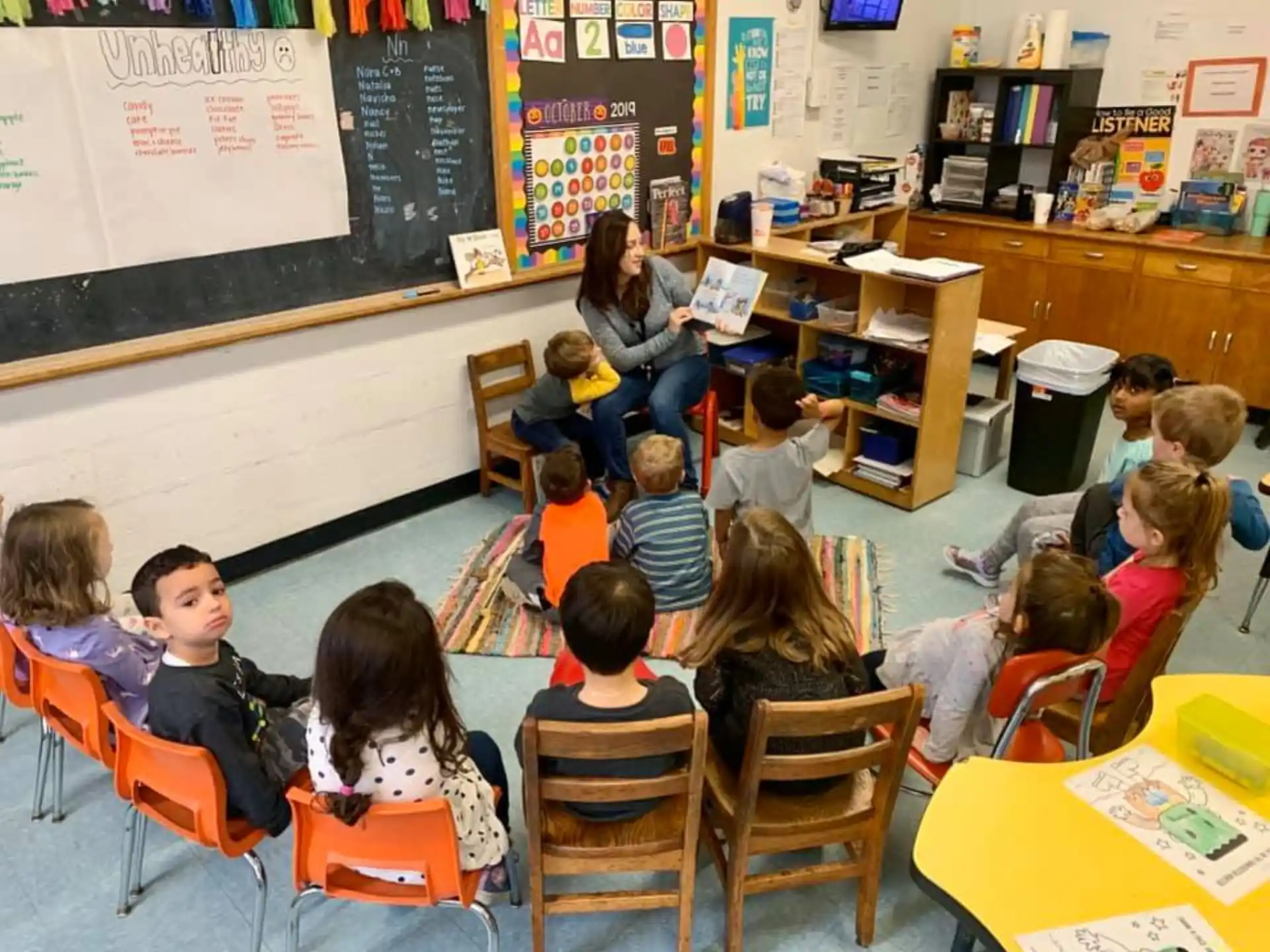 a teacher teaching her students