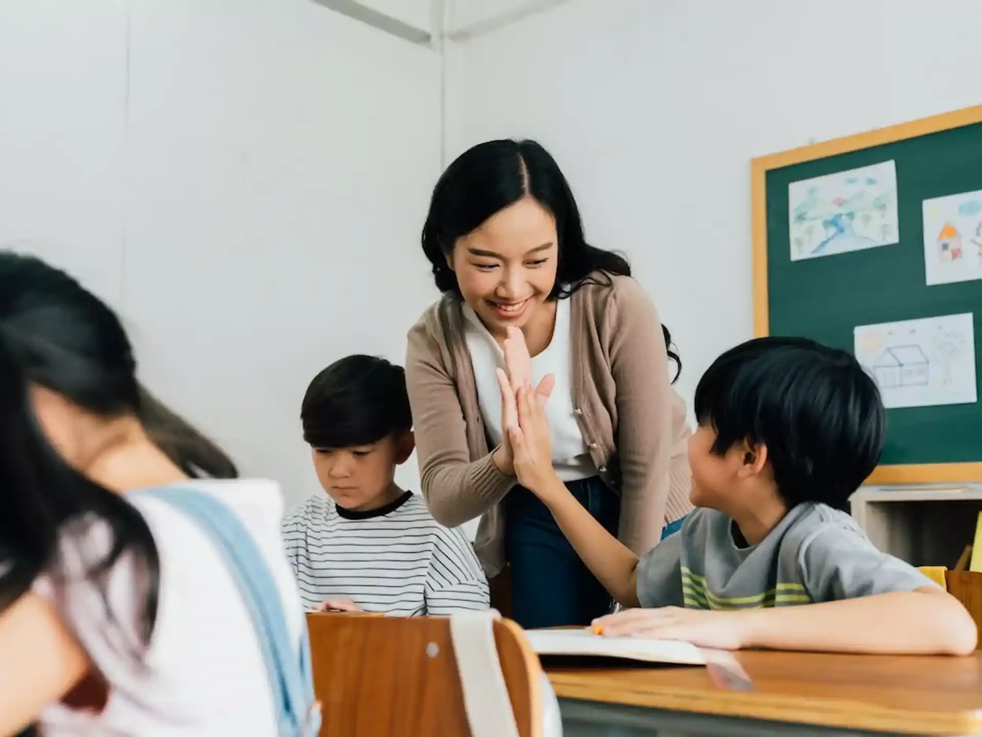 a teacher teaching her students