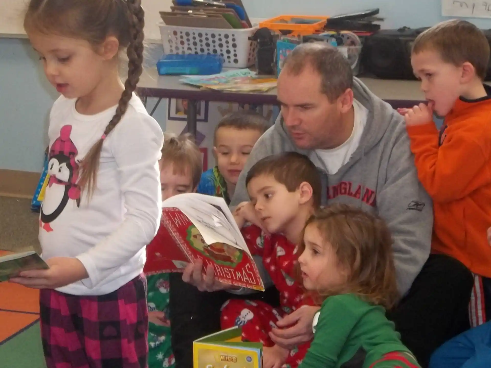 a group of children reading books