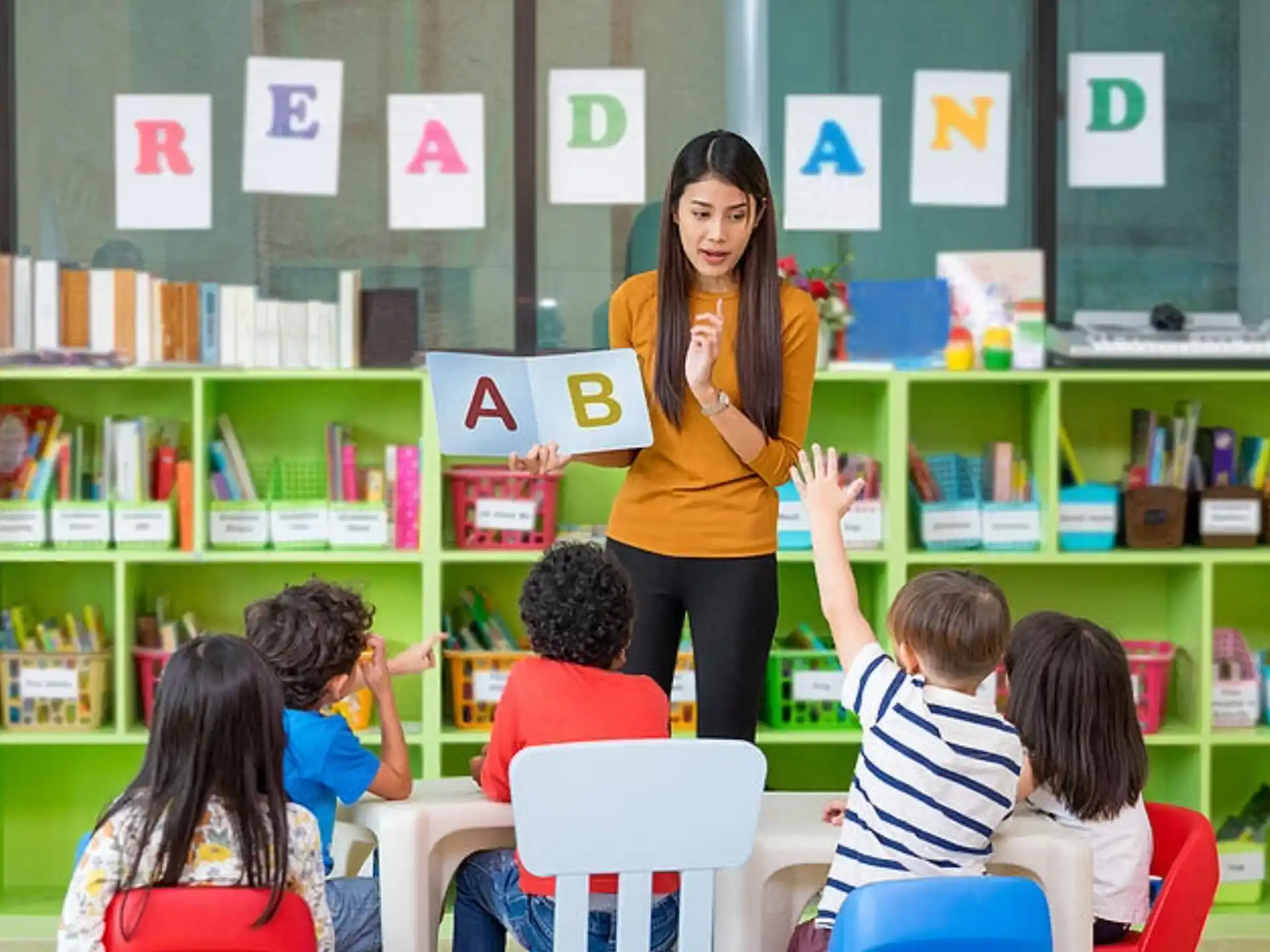 a teacher teaching her students