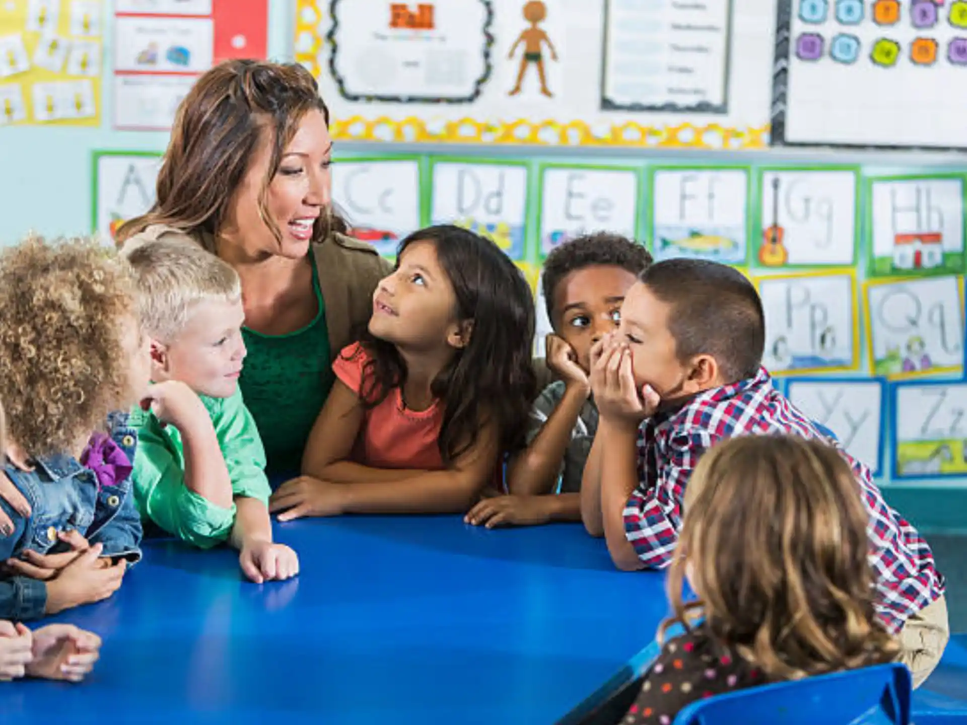 a teacher teaching her students