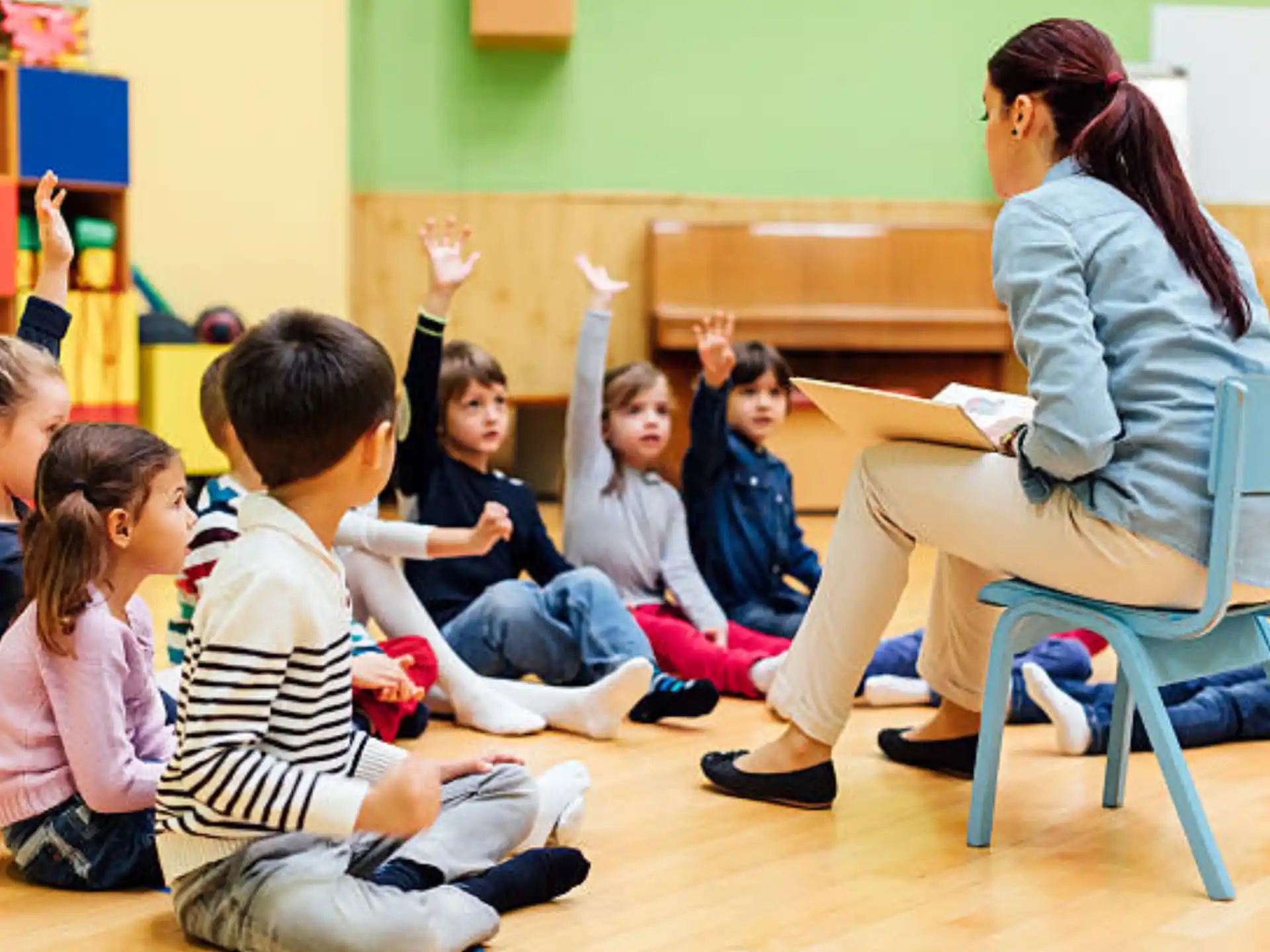 a teacher teaching her students