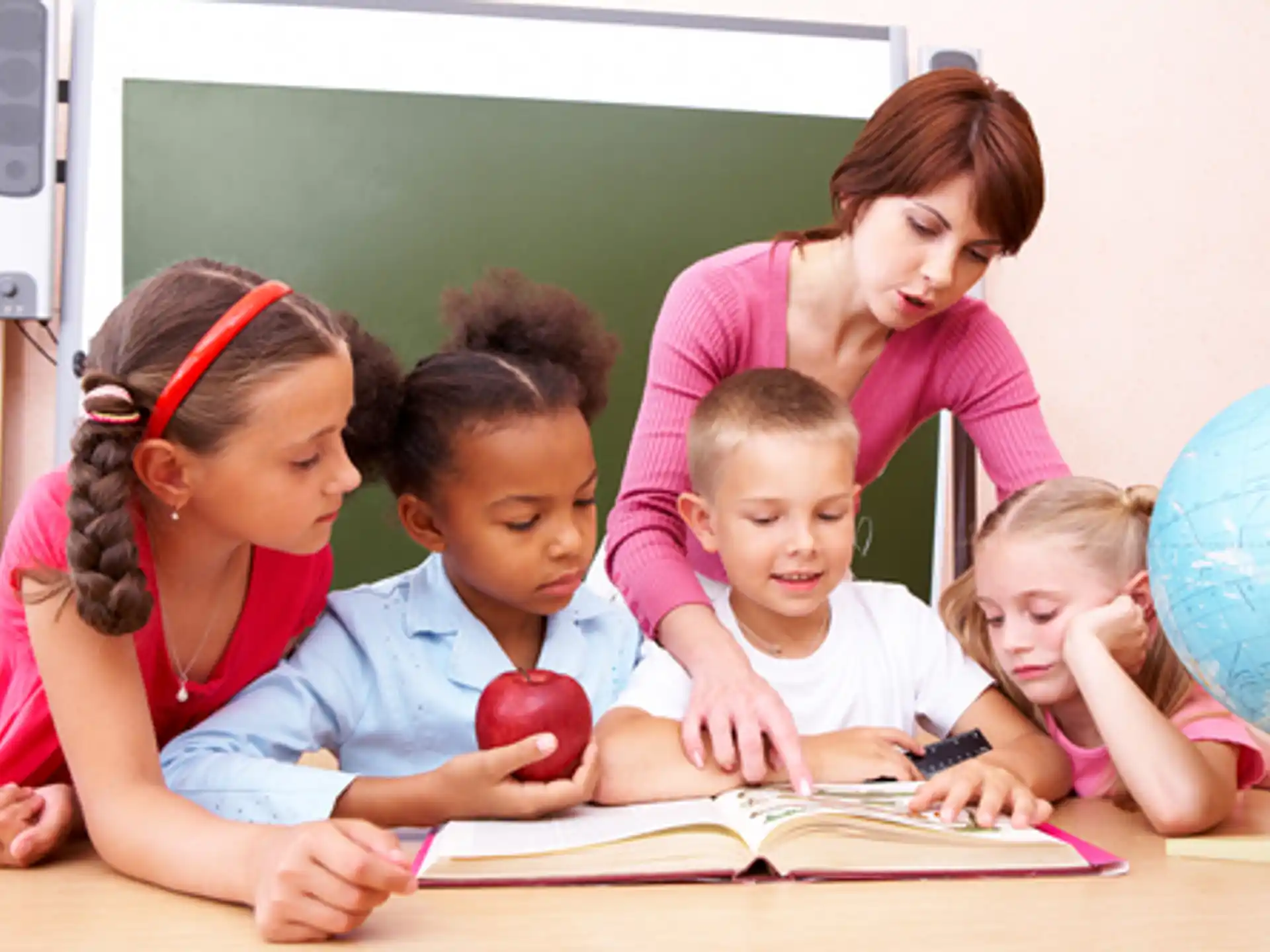 a teacher reading to her students