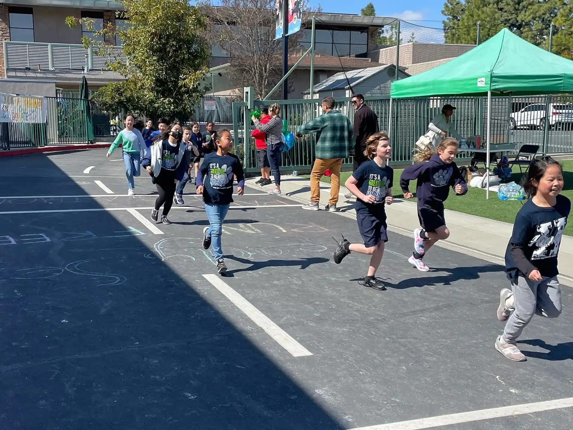 a group of people running in a race
