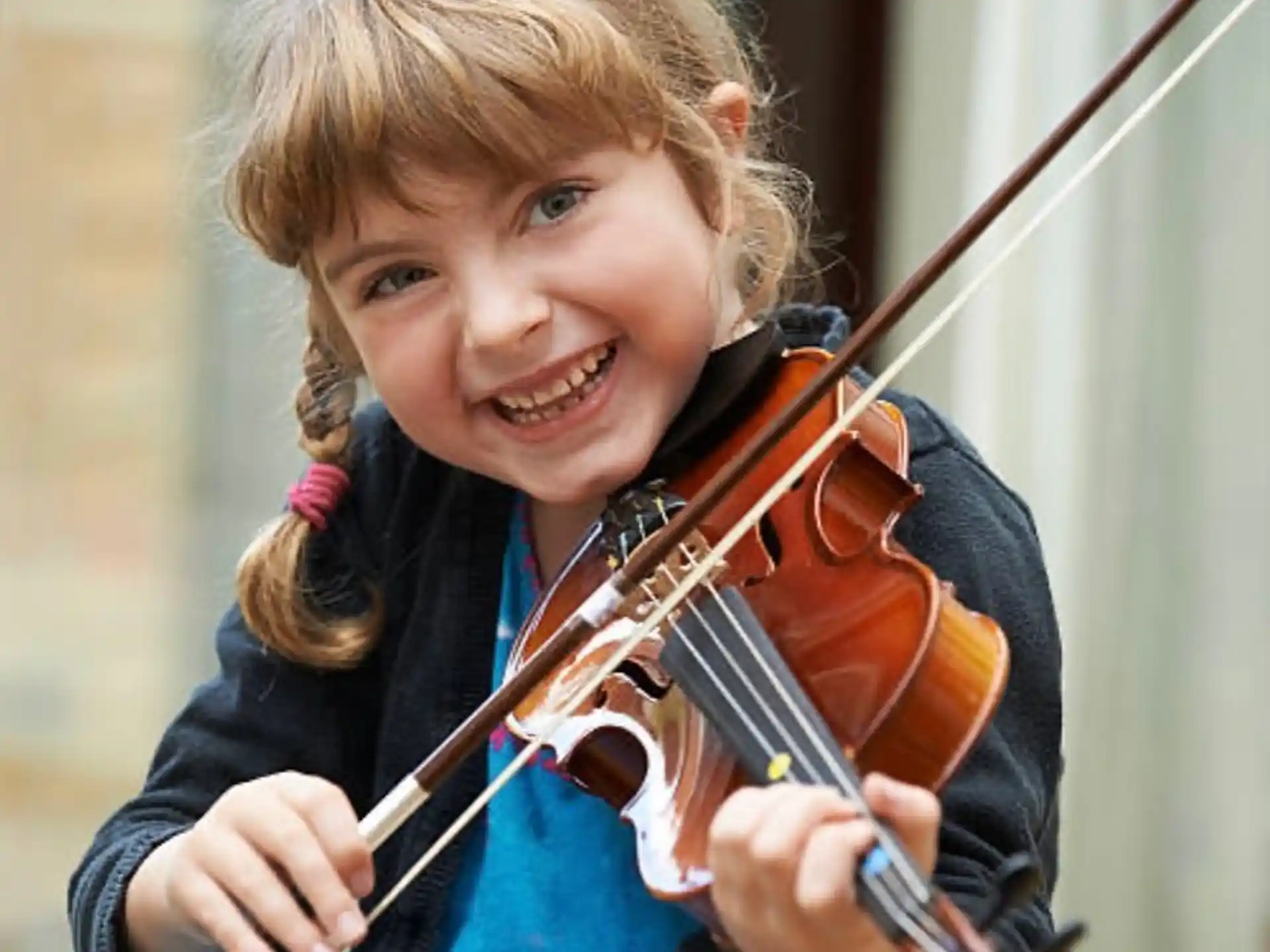 a girl playing a violin